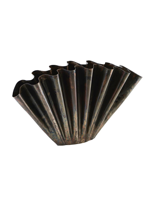 Große antikbraune Metallvase im Industrial Design von House Doctor, HDFlood, mit rustikalem, robustem Look, 30 cm hoch.