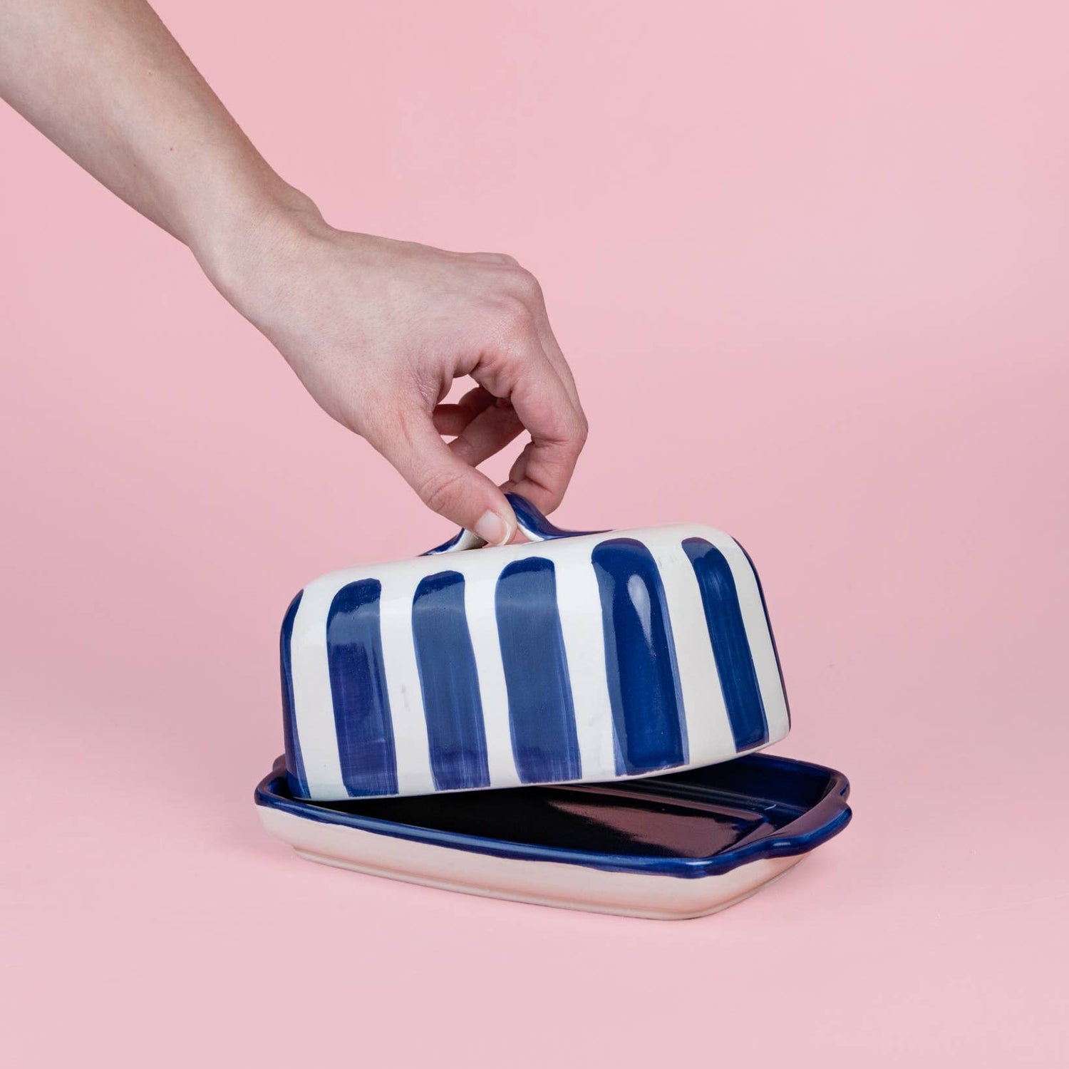 Handgefertigte Keramik-Butterdose Costa Azul von Alfar Tierra Cocida in Blau und Weiß, dekorative Butterdose aus Keramik