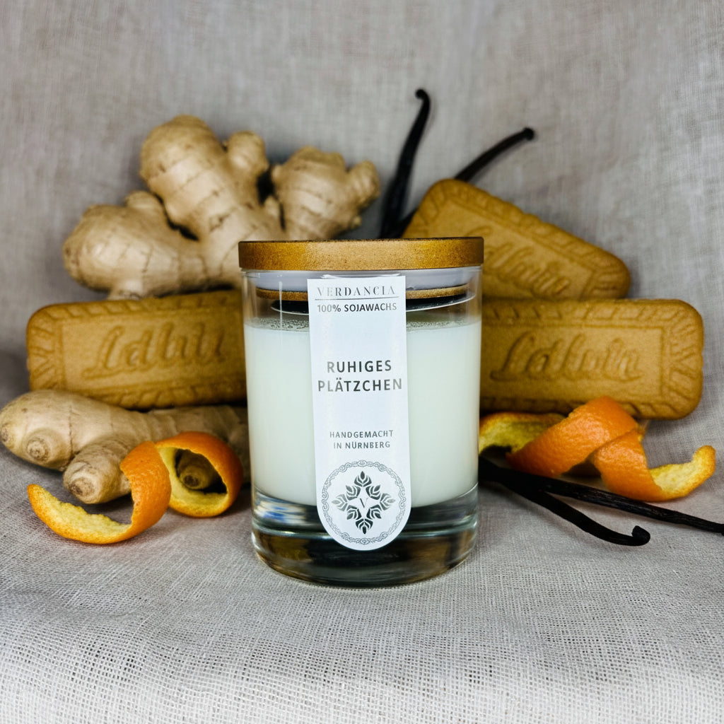 Helle Soja Duftkerze "Ruhiges Plätzchen" von Verdancia in einem Glas mit flackernder Flamme, ideal für gemütliche Abende