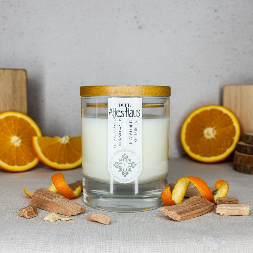 Duftkerze aus Sojawachs mit Zedernholz und Orange, die warme, natürliche Atmosphäre schafft, von Verdancia.