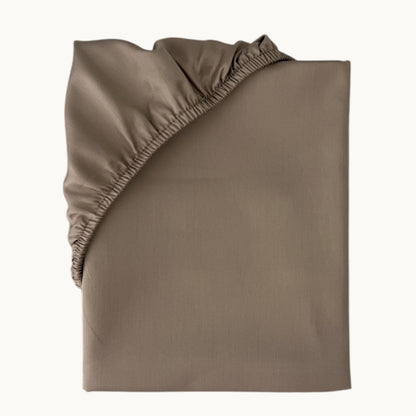 Feines Satin Spannbettlaken aus 100% ägyptischer Baumwolle von Finole, seidig glatt, atmungsaktiv und luxuriös, in weißer Farbe.
