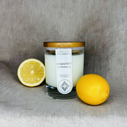 Verdancia Soja-Duftkerze "Ungestört" in einem Glasbehälter, mit einer Citronella-Duftnote und natürlicher Wachsoberfläche.