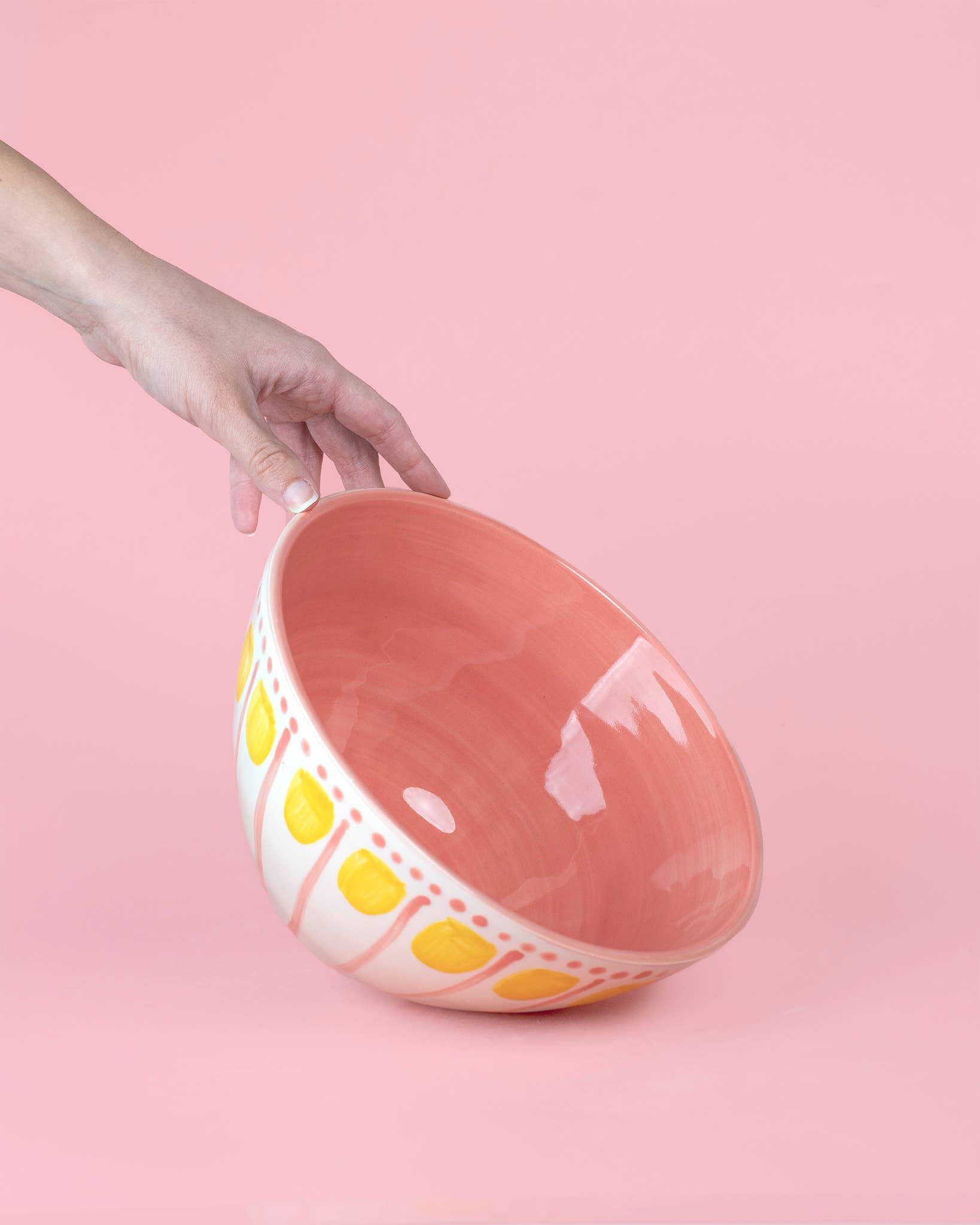 Handgefertigte Keramik-Servierschale Valentina von Alfar Tierra Cocida, rosa und gelb, mit 1,5 l Fassungsvermögen, auf weißem Hintergrund.