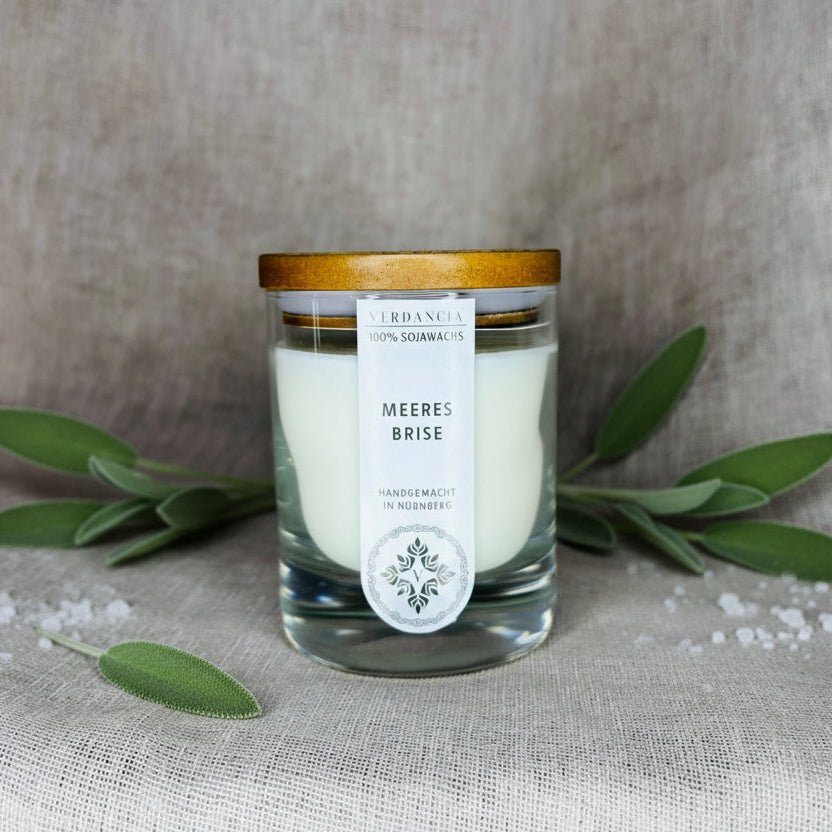 Soja Duftkerze "Meeresbrise" von Verdancia mit Holz, Salbei und Meersalz, brennend mit sanftem Licht, maritime Duftnote