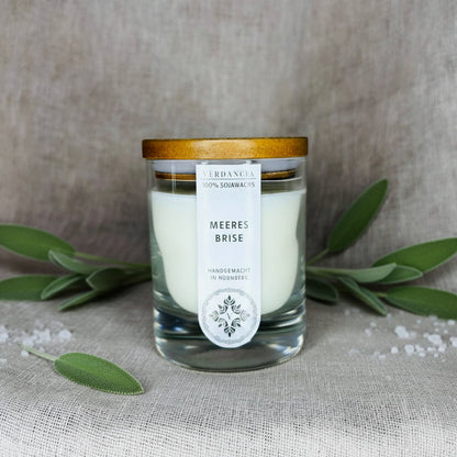 Soja Duftkerze "Meeresbrise" von Verdancia mit Holz, Salbei und Meersalz, brennend mit sanftem Licht, maritime Duftnote