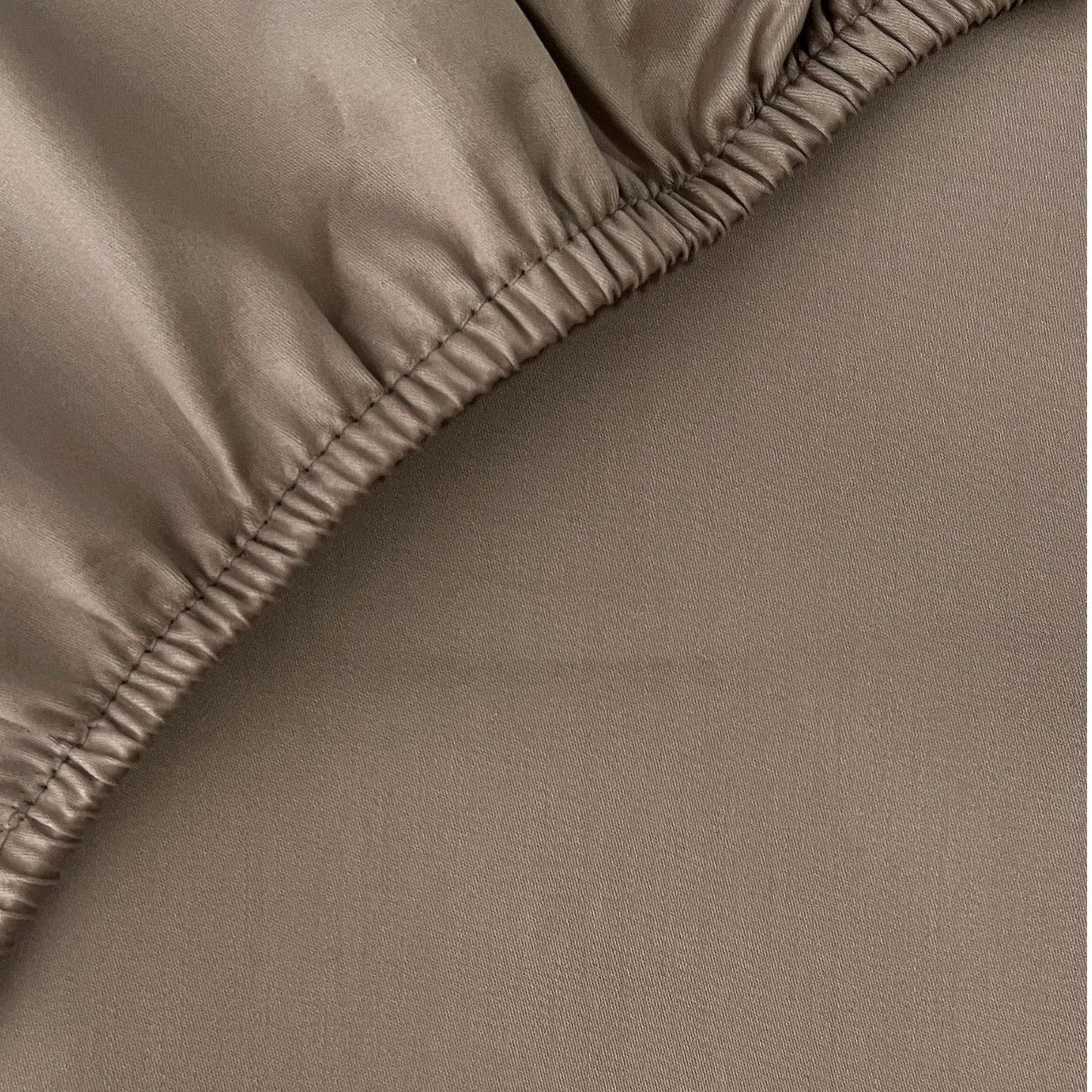 Seidiges, atmungsaktives Satin Spannbettlaken aus 100% ägyptischer Baumwolle, luxuriös und glatt, in hellblauer Farbe.