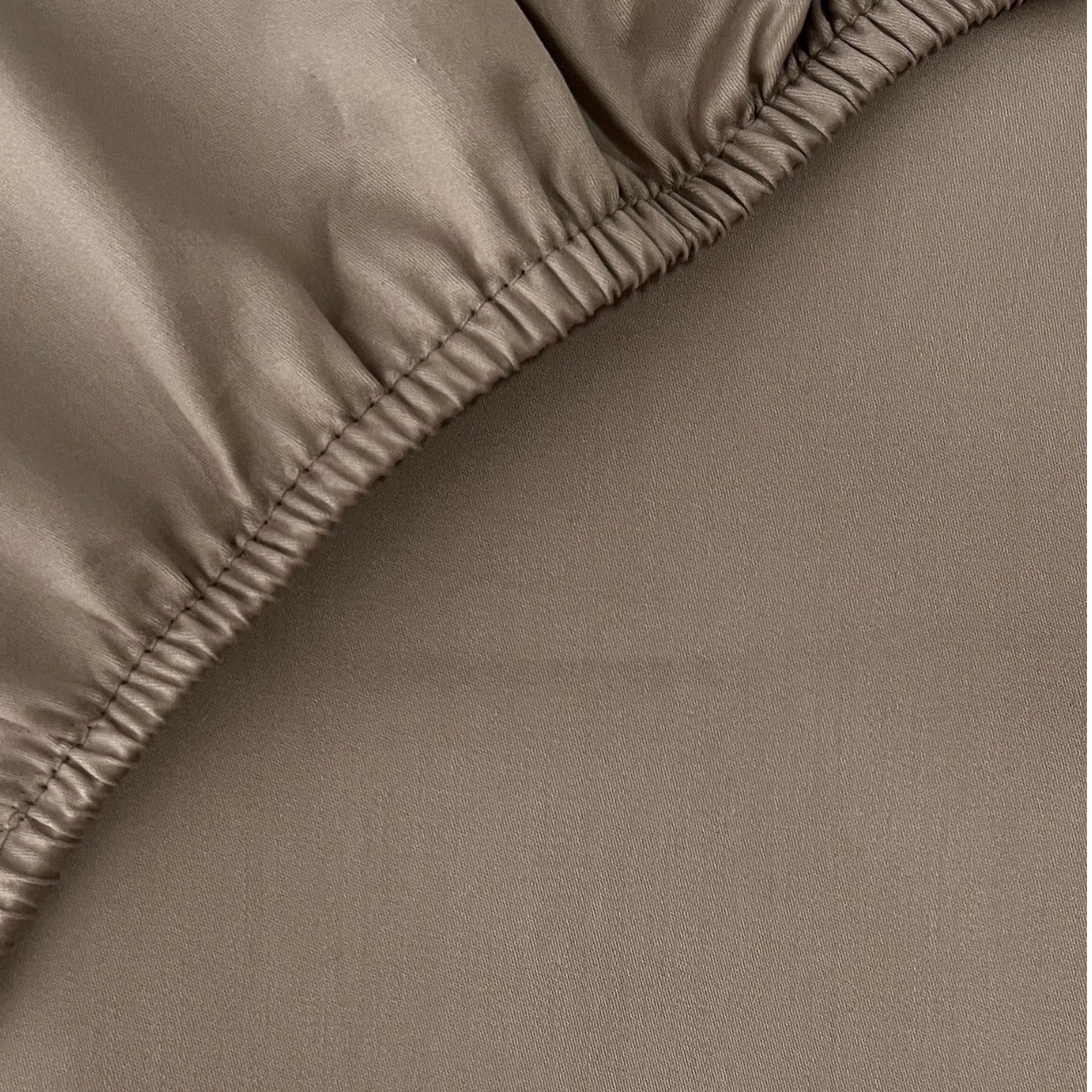 Seidiges, atmungsaktives Satin Spannbettlaken aus 100% ägyptischer Baumwolle, luxuriös und glatt, in hellblauer Farbe.