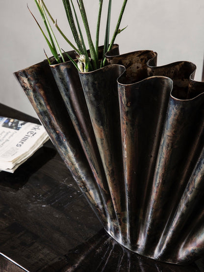 Große antikbraune Metallvase im Industrial Design von House Doctor, HDFlood, 30 cm hoch, stilvolle Wohnaccessoires.
