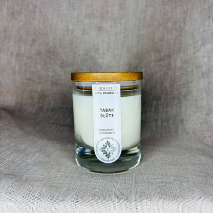 Soja Duftkerze von Verdancia in der Duftrichtung Tabakblüte, mit elegantem Glasbehälter und warmem Licht.