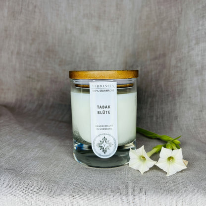 Soja Duftkerze "Tabakblüte" von Verdancia in elegantem Glasbehälter, mit botanischem Design und warmem Licht.