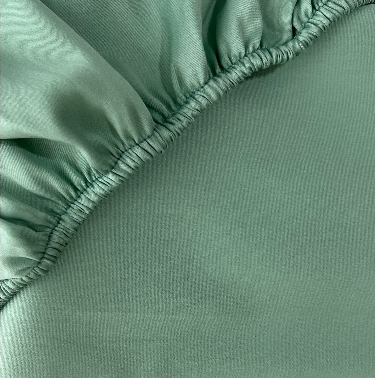 Finole Satin Spannbettlaken aus 100% ägyptischer Baumwolle, seidig glatt, atmungsaktiv und luxuriös, in Bild sichtbar.