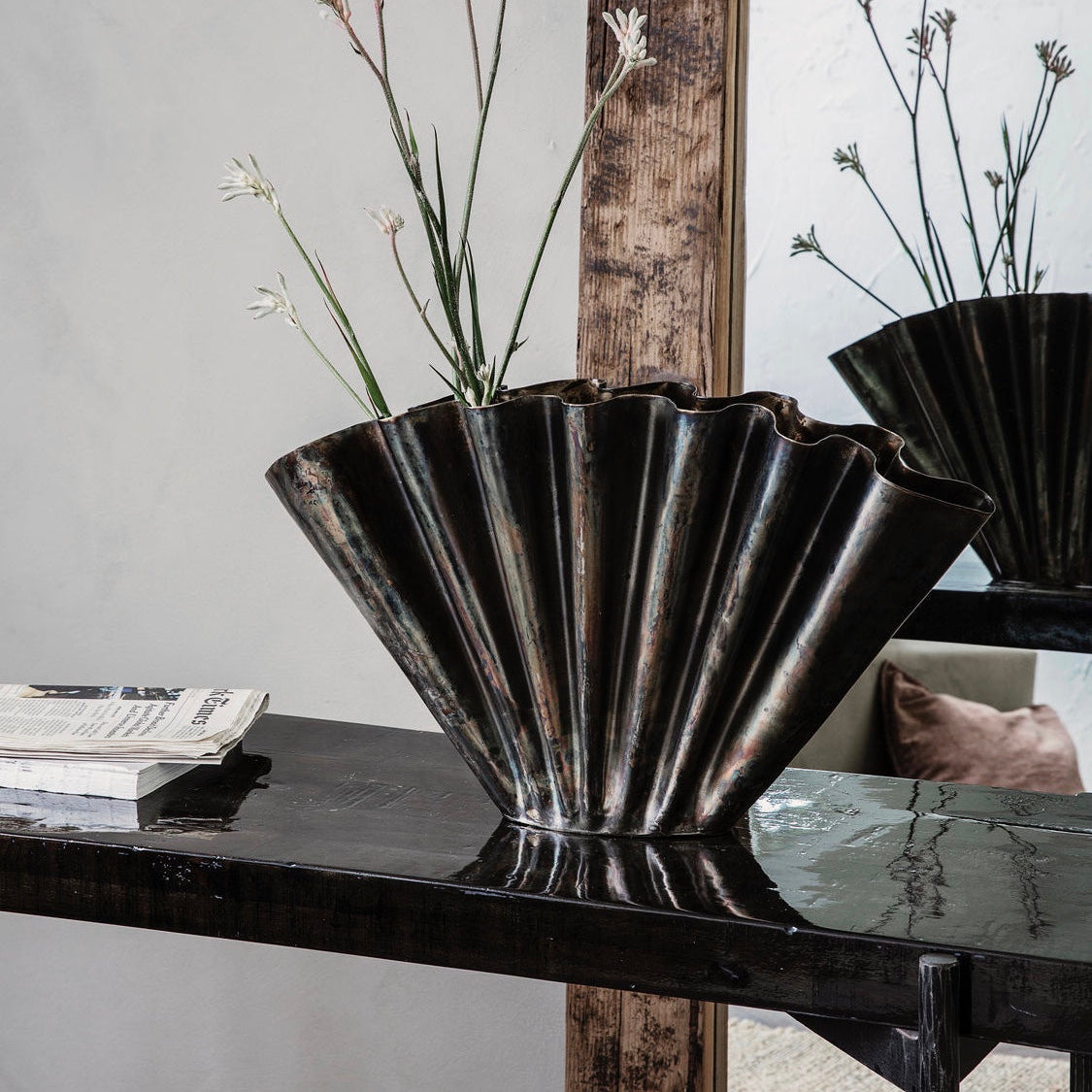 Große antikbraune Metallvase von House Doctor im Industrial Design, HDFlood, 30 cm hoch, stilvoll für Wohnaccessoires