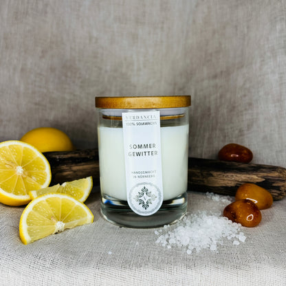 Soja Duftkerze "Sommergewitter" von Verdancia, in einem eleganten Glasbehälter mit wachsenden Flammen und frischem Duft.