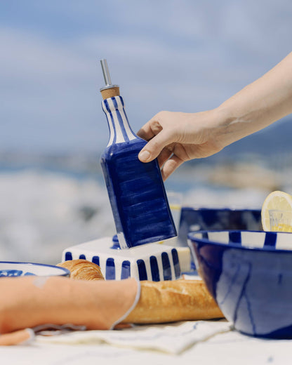 Handgefertigter Keramik-Ölspender Costa Azul von Alfar Tierra Cocida, blauer und weißer Essig- und Ölbehälter, 475 ml.