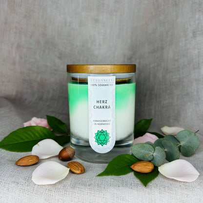 Drei Duftkerzen aus Sojawachs im Chakra-Design, ideal für Meditation und Entspannung, von Verdancia.