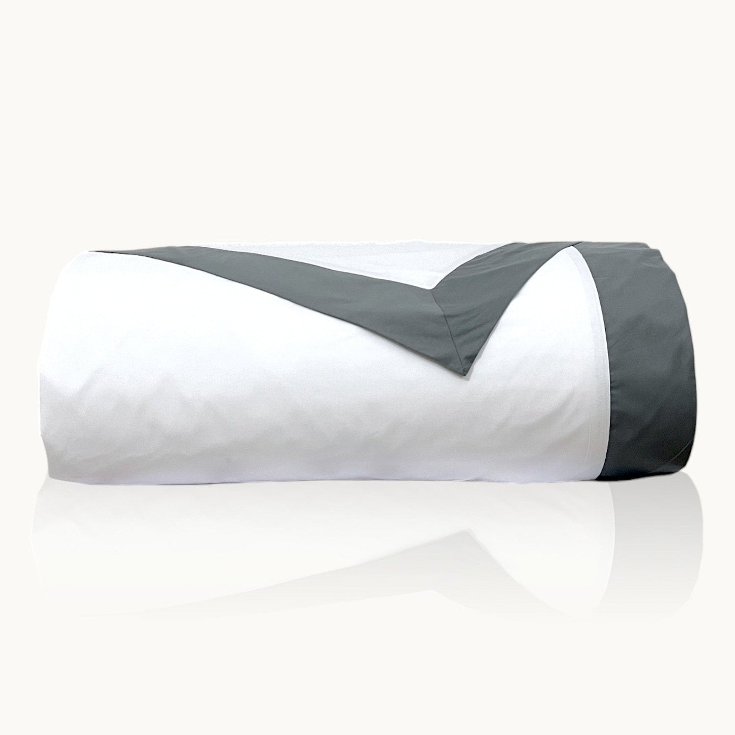 Aura Deckenbezug aus 100% ägyptischer Baumwolle von Finole, kühlend, atmungsaktiv und elegant im modernen Schlafzimmer.