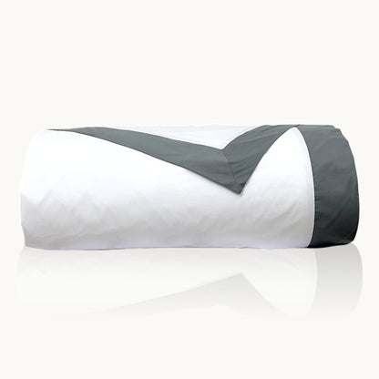 Aura Deckenbezug aus 100% ägyptischer Baumwolle von Finole, kühlend, atmungsaktiv und elegant im modernen Schlafzimmer.