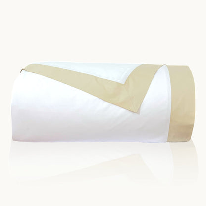 Finole Aura Perkal Deckenbezug aus ägyptischer Baumwolle, kühlend, atmungsaktiv und elegant für ein edles Schlafzimmer.