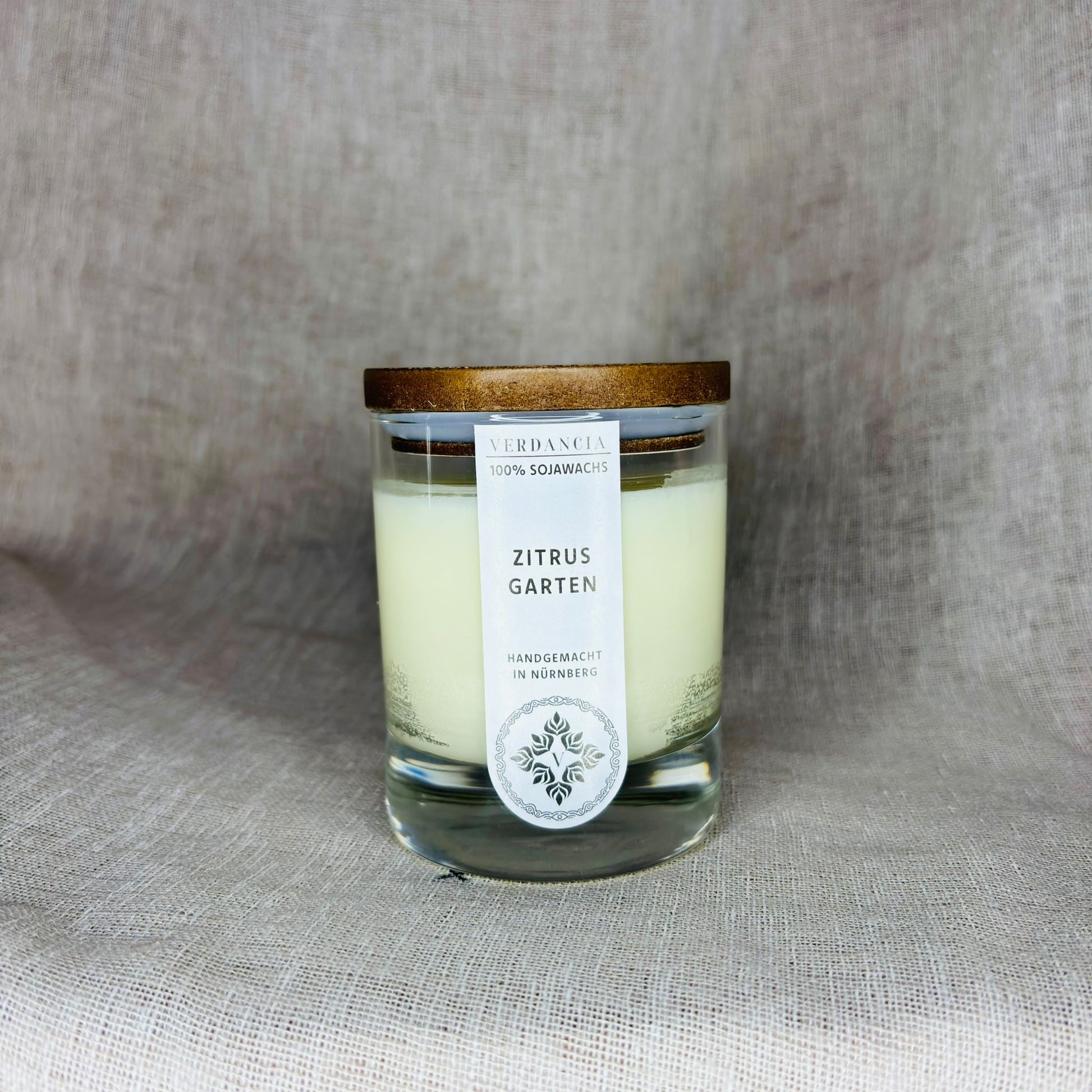 Soja Duftkerze "Zitrusgarten" von Verdancia, mit frischem Zitronen- und Orangenaroma in elegantem Glasbehälter.