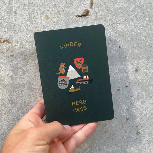 Buch Roadtyping Kinder Bergpass mit bunten Illustrationen, fördert spielerisches Wandern für kleine Entdecker in den Bergen