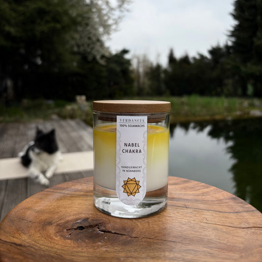 Gelbe Nabelchakra Duftkerze aus Sojawachs von Verdancia, ideal für Meditation und Entspannung, Chakra Kerze für Solarplexus