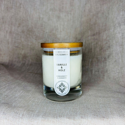 Soja Duftkerze von Verdancia mit Vanille- und Holznoten in einem eleganten Glasbehälter.