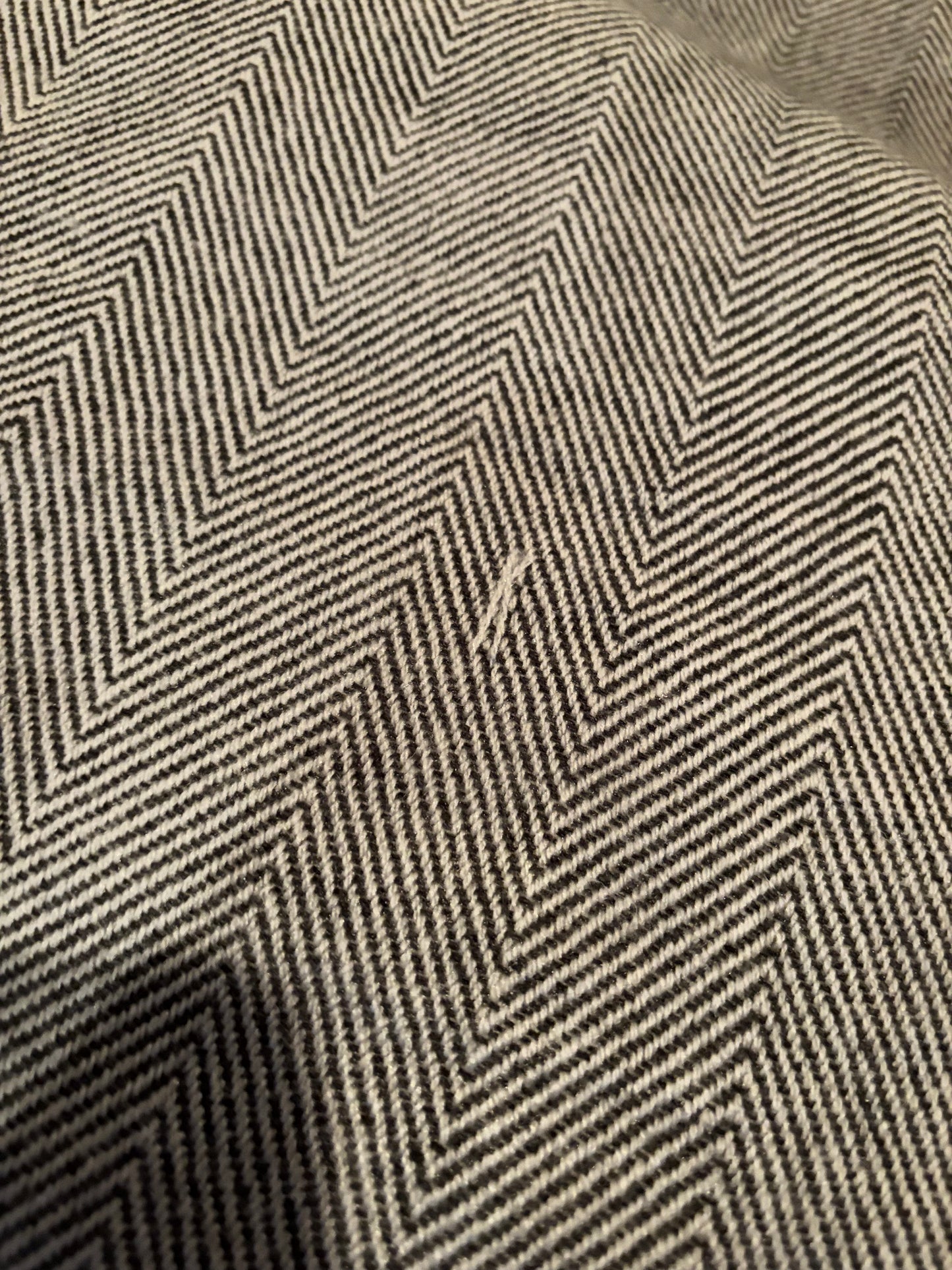 Graue Kaschmirdecke mit Fischgratmuster von yanopurna, 135 x 270 cm, weiche und elegante Decke auf einem Sofa drapiert.