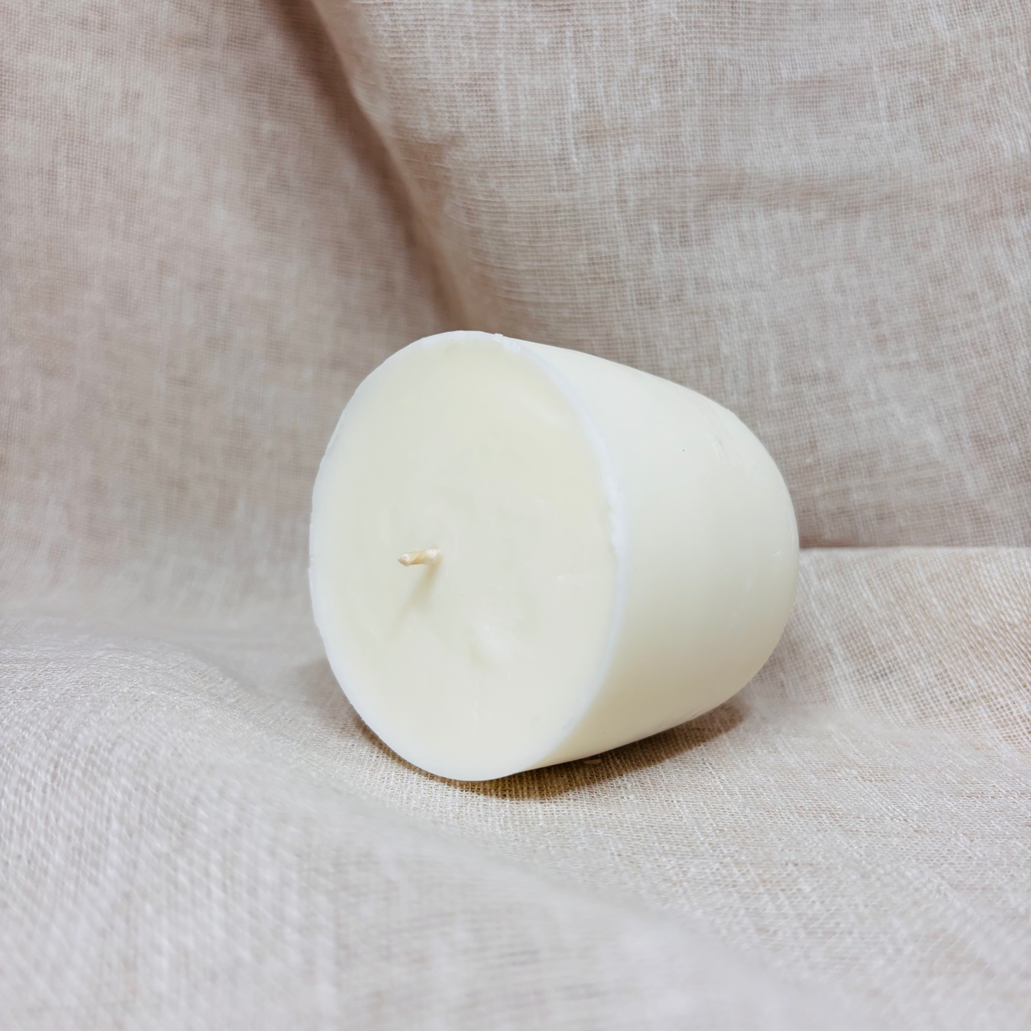 Verdancia Soja Duftkerze Refill für Kerzenglas, zeigt eine offene Kerze mit Flamme und Duftwachs.