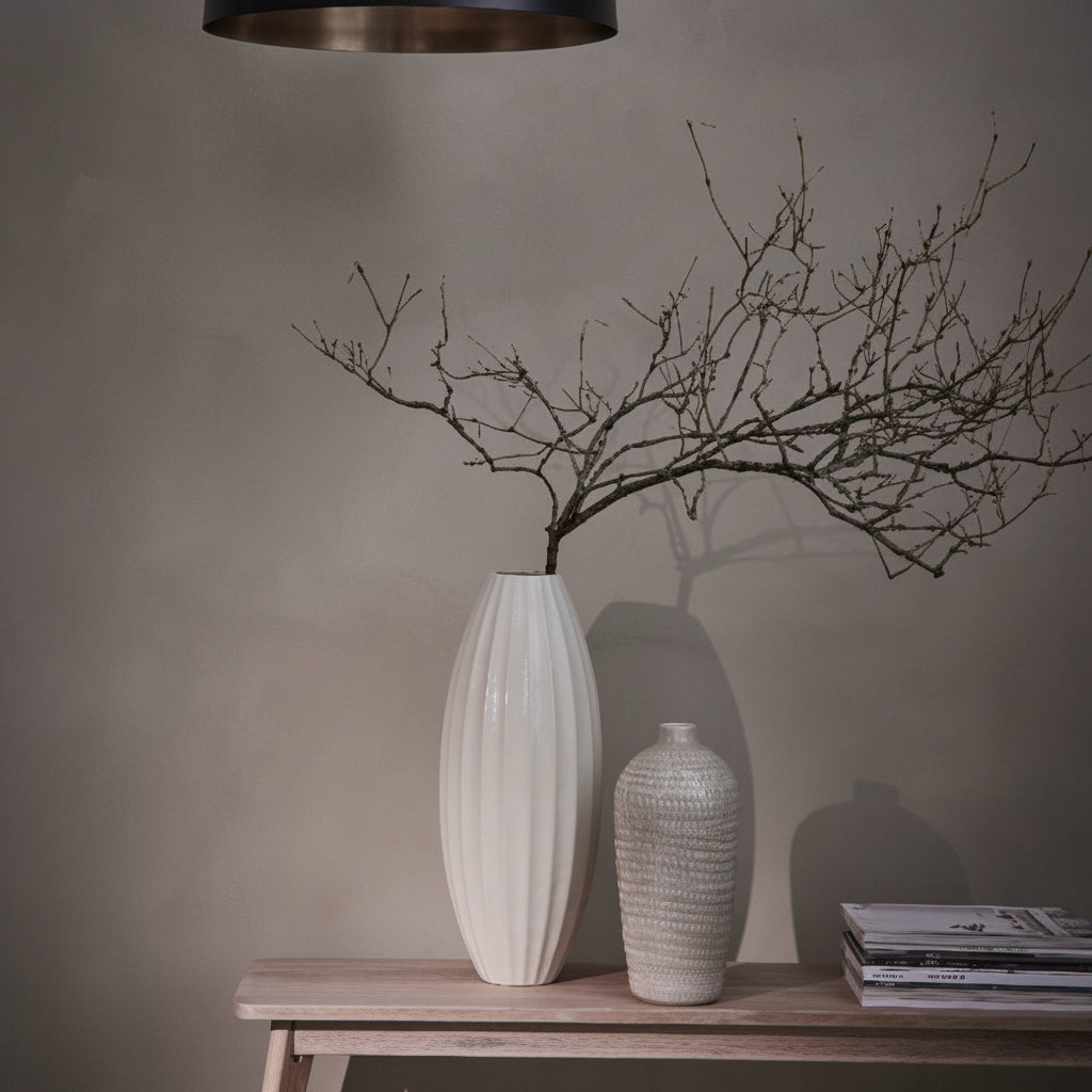 Lene Bjerre Dekovase „Esme“ aus handgefertigter Keramik, off white mit Reliefstruktur, Höhe 51 cm.
