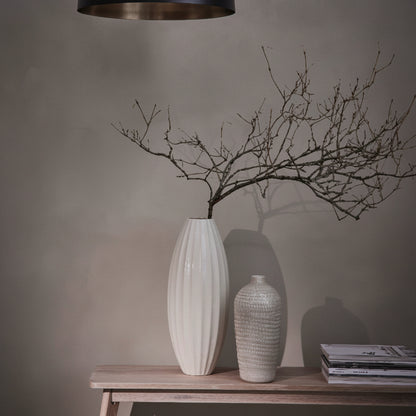 Lene Bjerre Dekovase „Esme“ aus handgefertigter Keramik, off white mit Reliefstruktur, Höhe 51 cm.