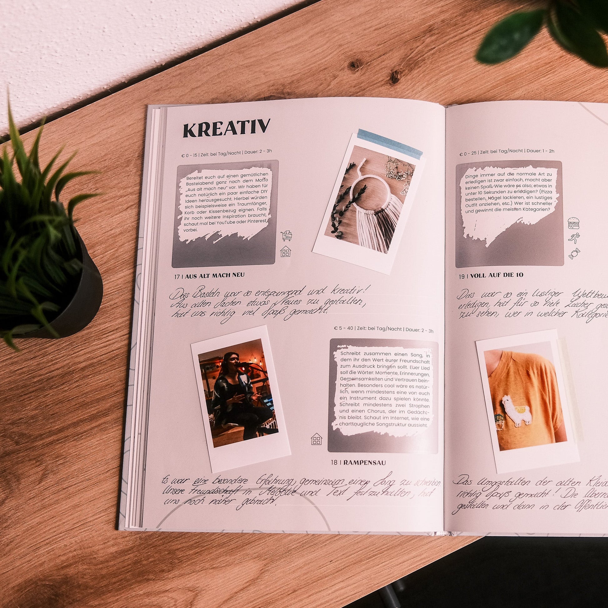 Ein Freundinnen-Challengebuch von memories2make mit 32 Abenteuern und Erinnerungen, zeigt Freundinnen, die Spaß zusammen haben.