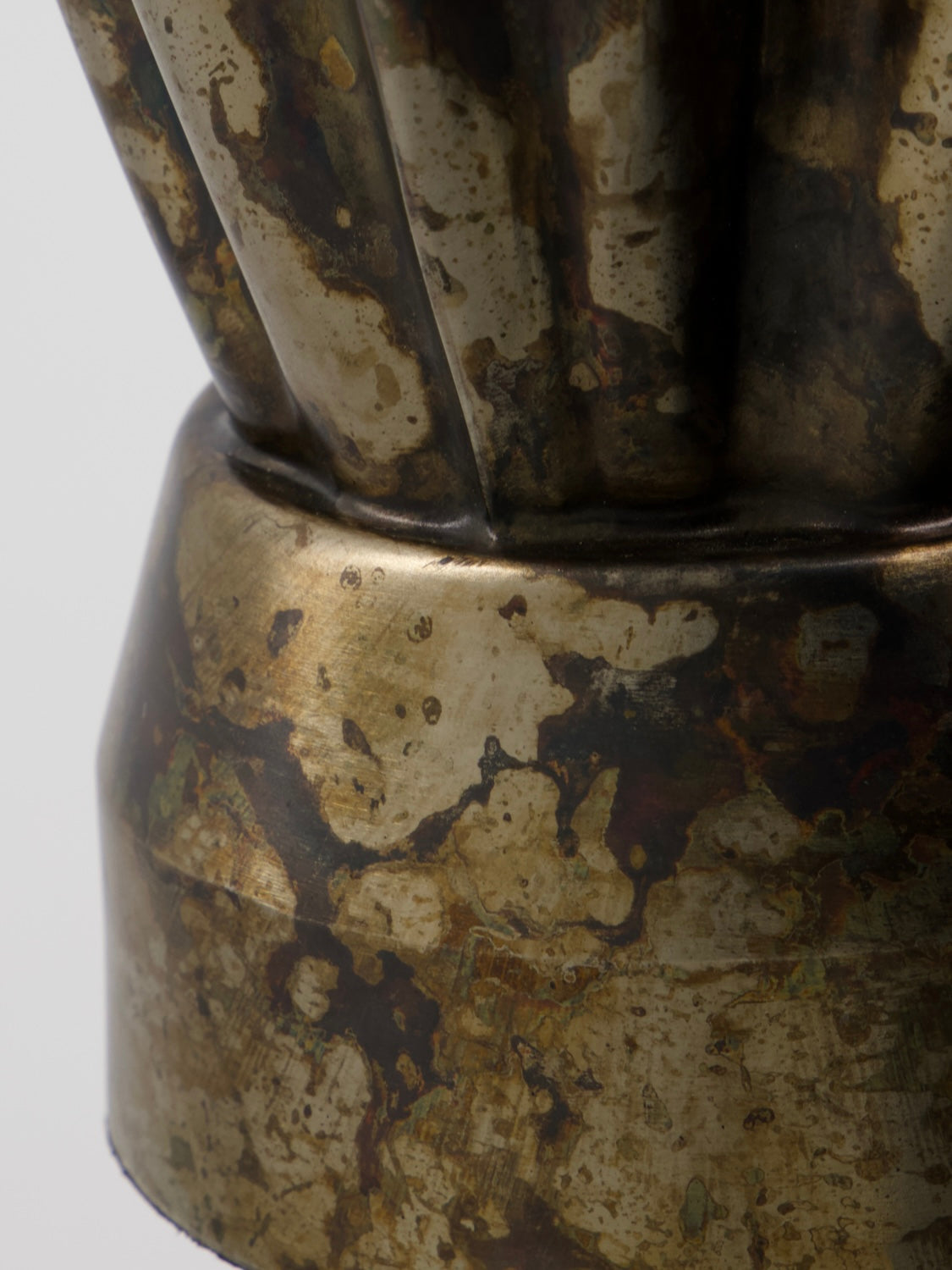 Handgefertigte metallene Vase HDFlood in Antikbraun von House Doctor, gewellte Form, 33 cm hoch, stilvoller Wohnaccessoire.