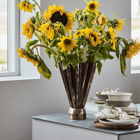 Handgefertigte Haus Doctor Eisenvase HDFlood in antikbraun, gewellte Metallvase, 33 cm hoch, stilvolle Wohnaccessoires