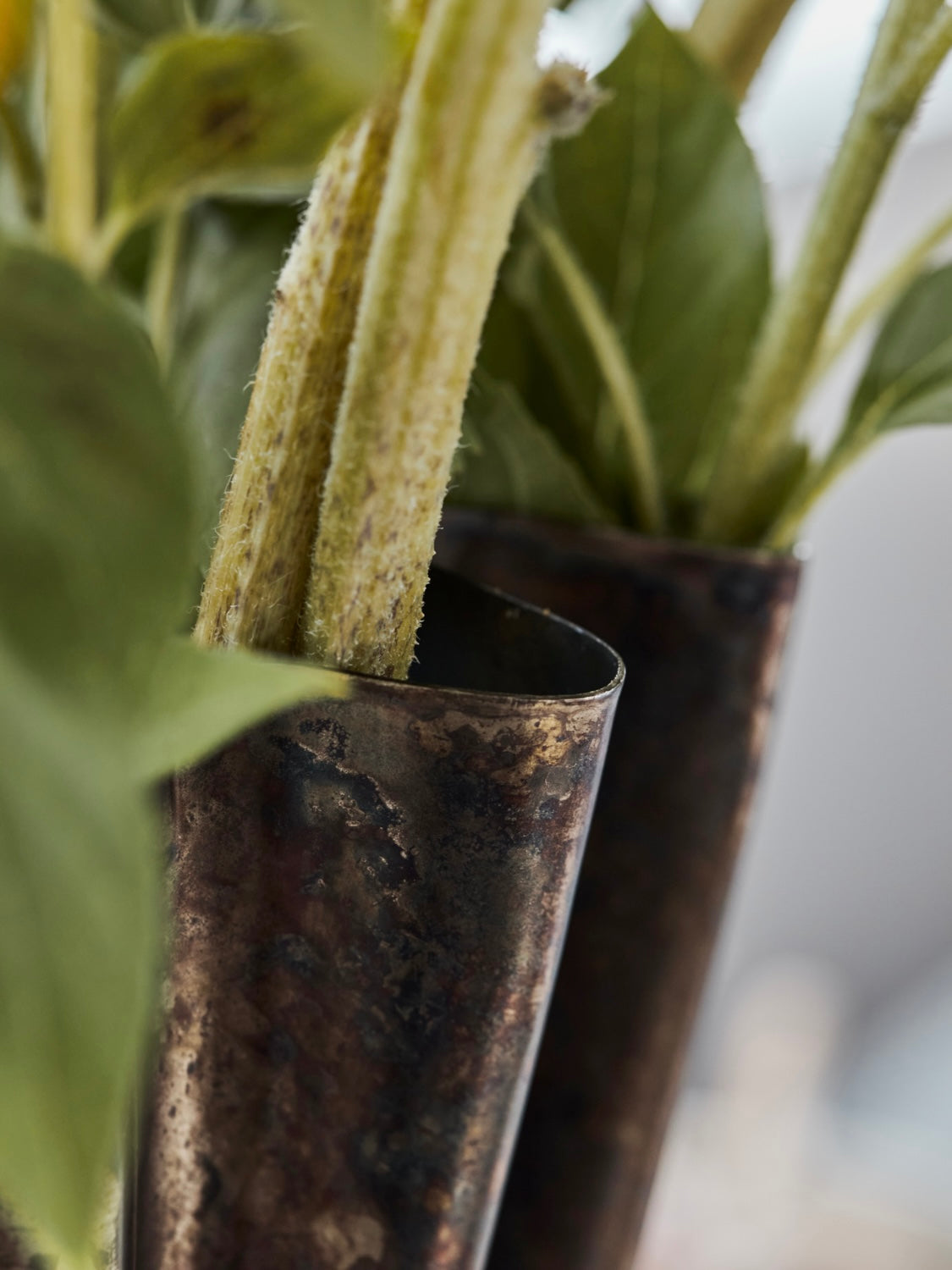 Handgefertigte House Doctor Metallvase HDFlood in antikbraun mit gewellter Form, etwa 33 cm hoch, als stilvolles Wohnaccessoire