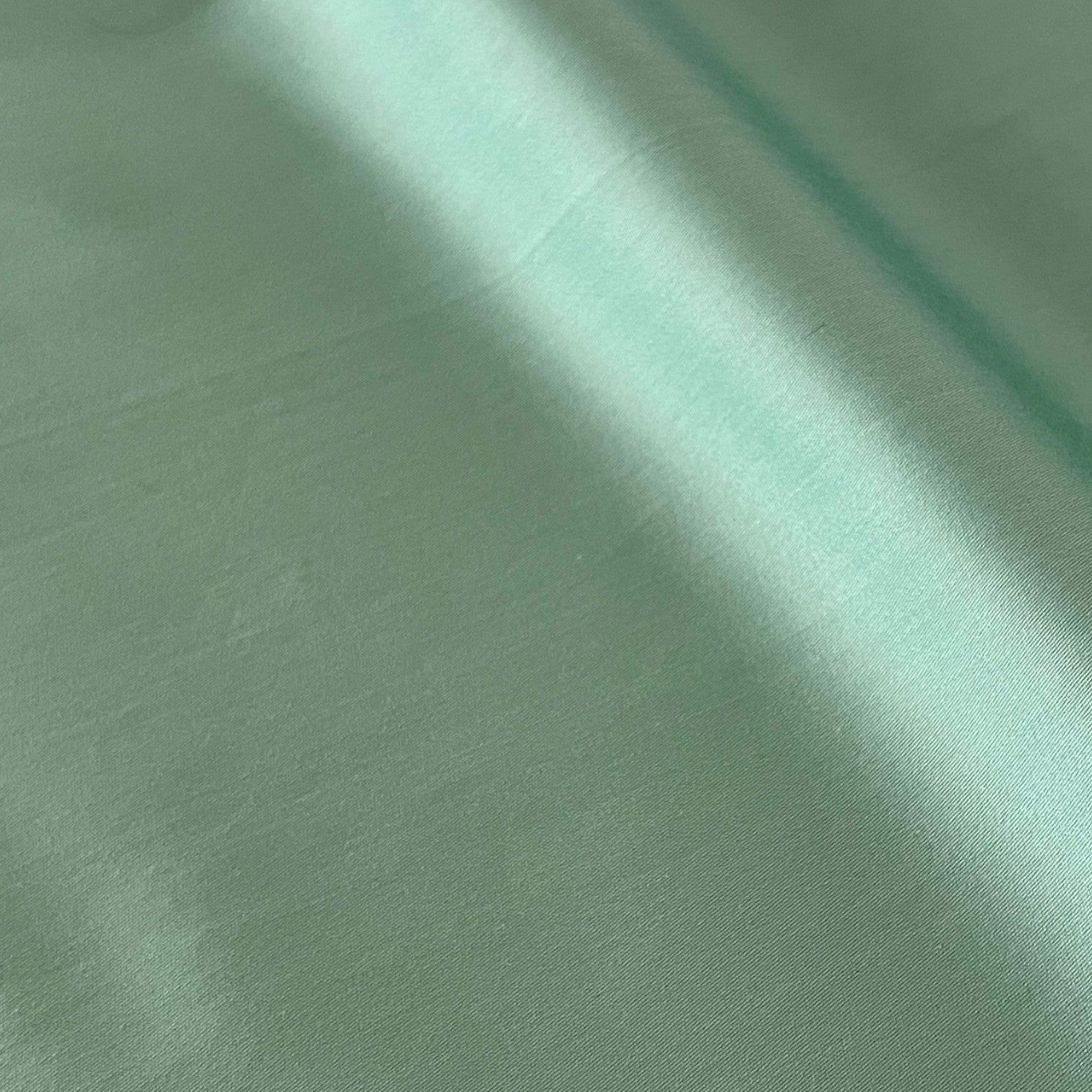 Fein glänzende Satin-Bettwäsche aus 100% ägyptischer Baumwolle von Finole, luxuriös weich und seidig glanzend, im Bett drapiert