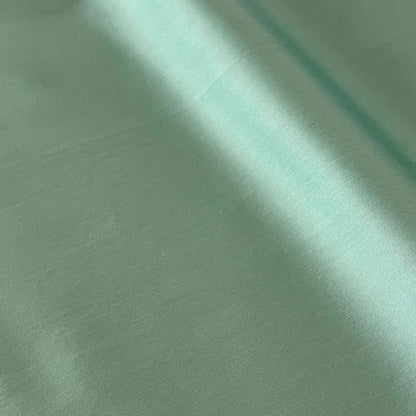 Fein glänzende Satin-Bettwäsche aus 100% ägyptischer Baumwolle von Finole, luxuriös weich und seidig glanzend, im Bett drapiert