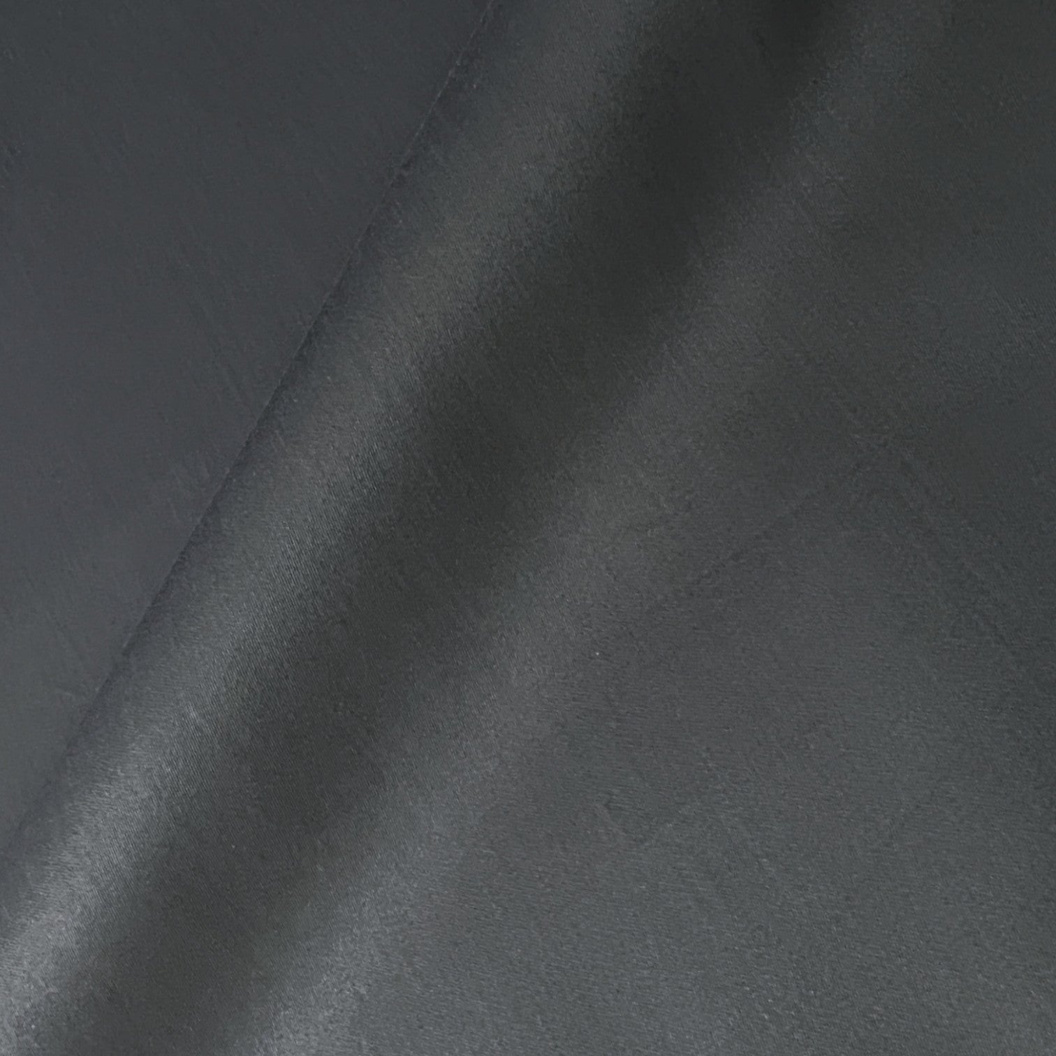 Seidene Satin-Bettwäsche von Finole aus 100% ägyptischer Baumwolle, glänzend und luxuriös weich, auf einem Bett ausgebreitet.