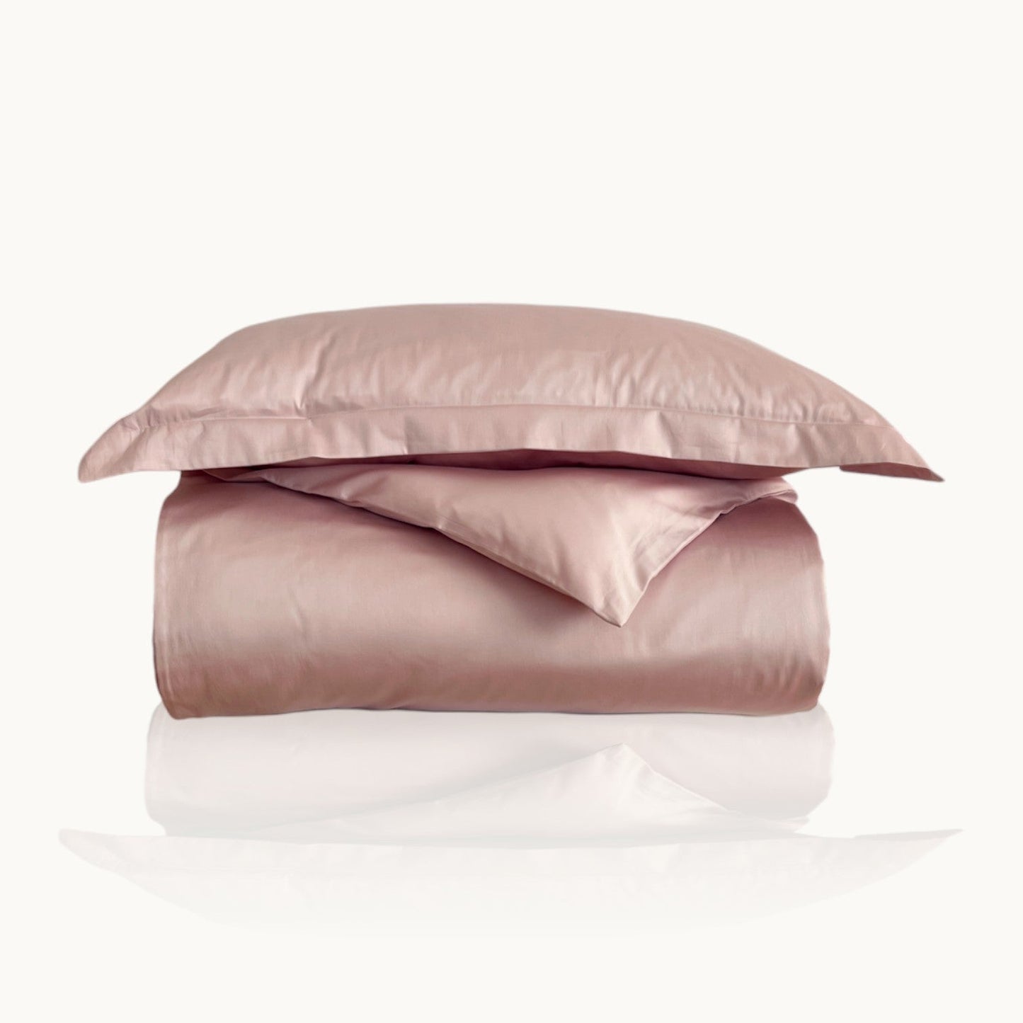 Seidene Satin-Bettwäsche aus 100% ägyptischer Baumwolle von Finole, glänzend und luxuriös weich, auf einem Bett drapiert.