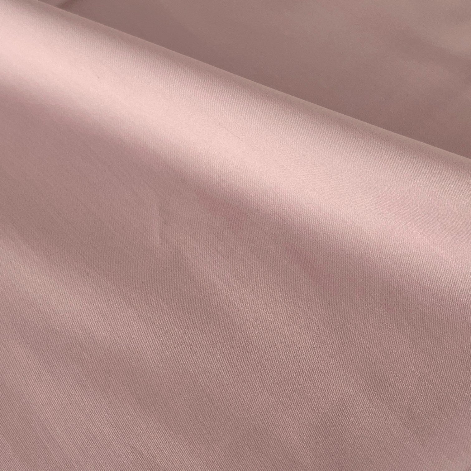 Seidene Satin-Bettwäsche von Finole aus 100% ägyptischer Baumwolle, glänzend und luxuriös weich, auf einem Bett drapiert