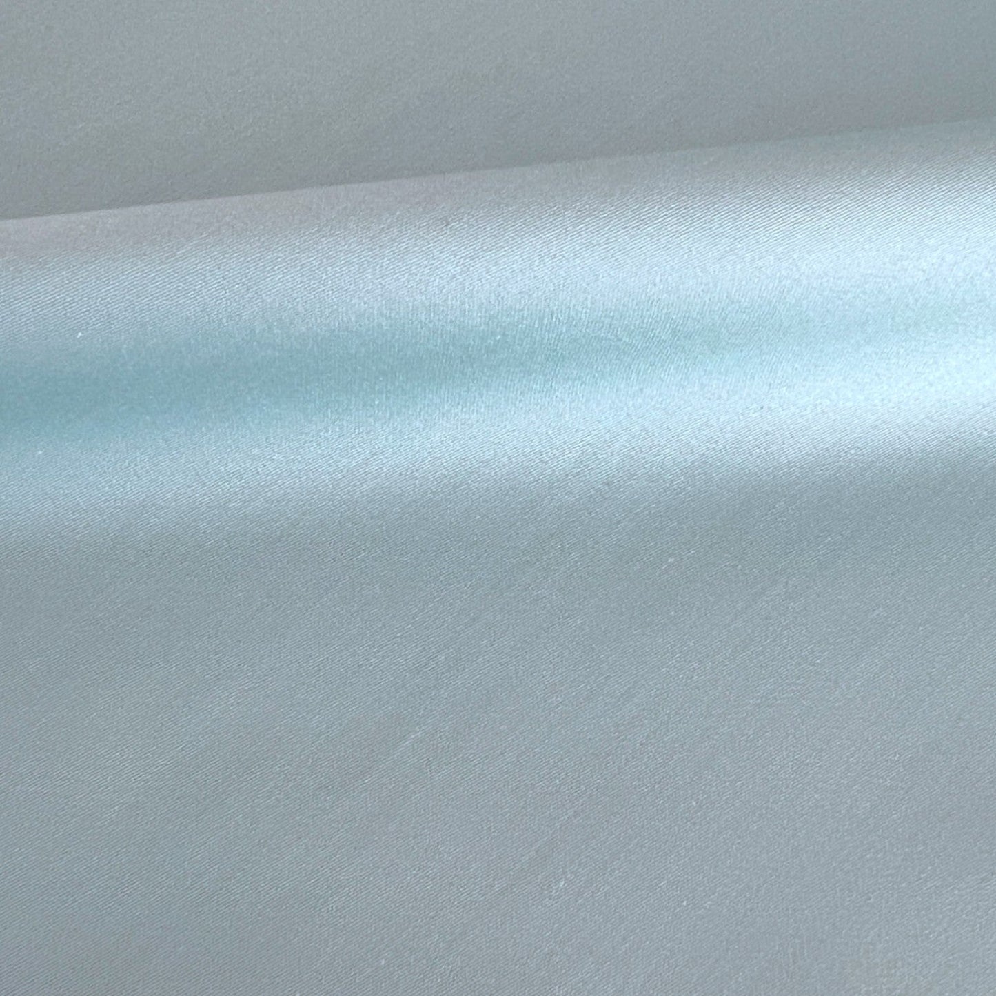 Finole Satin Bettwäsche aus 100% ägyptischer Baumwolle, seidig glänzend und luxuriös weich, auf einem Bett drapiert.