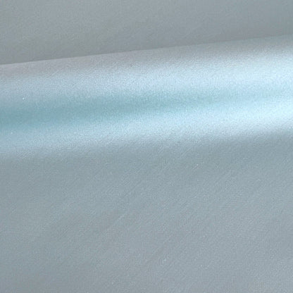 Finole Satin Bettwäsche aus 100% ägyptischer Baumwolle, seidig glänzend und luxuriös weich, auf einem Bett drapiert.