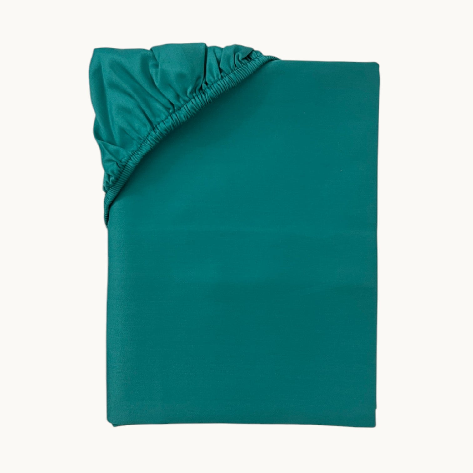 Feines Satin Spannbettlaken von Finole aus 100% ägyptischer Baumwolle, seidig glatt, atmungsaktiv und luxuriös, auf einem Bett.