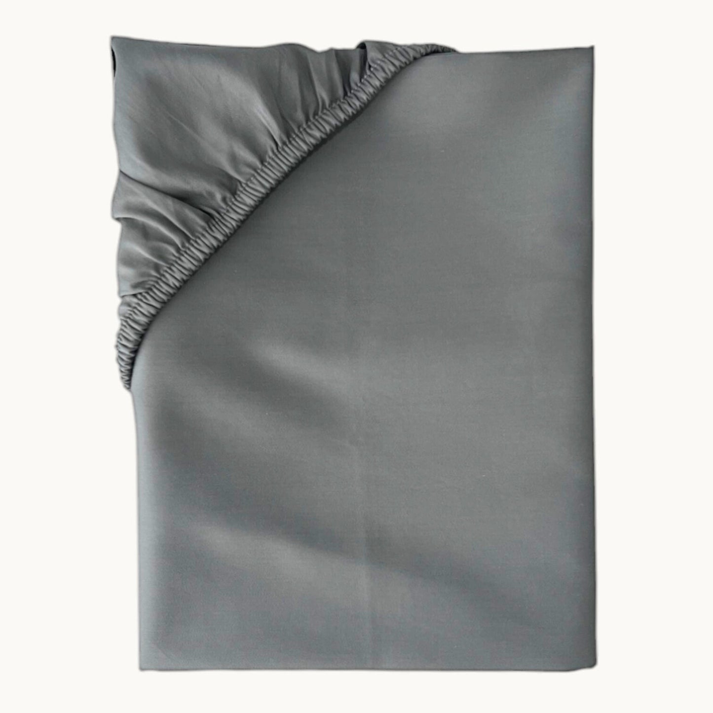 Feines Satin Spannbettlaken von Finole aus 100% ägyptischer Baumwolle, seidig glatt, atmungsaktiv und luxuriös.