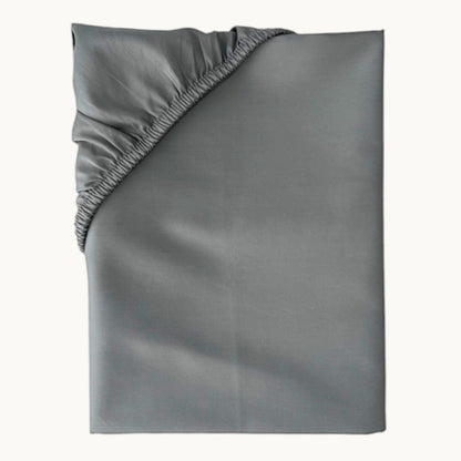 Feines Satin Spannbettlaken von Finole aus 100% ägyptischer Baumwolle, seidig glatt, atmungsaktiv und luxuriös.