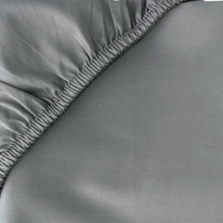 Finole Satin Spannbettlaken aus 100% ägyptischer Baumwolle, seidig glatt, atmungsaktiv und luxuriös, in Bild sichtbar.