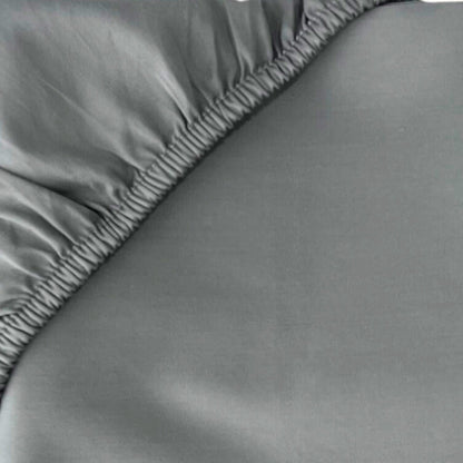Finole Satin Spannbettlaken aus 100% ägyptischer Baumwolle, seidig glatt, atmungsaktiv und luxuriös, in Bild sichtbar.