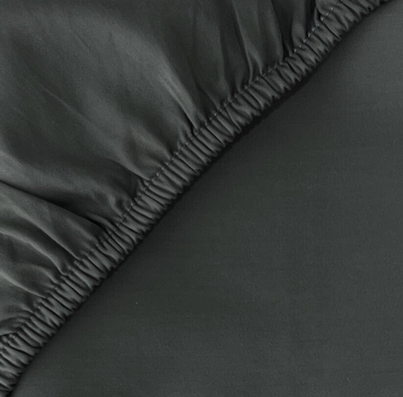 Feines Satin Spannbettlaken von Finole aus 100% ägyptischer Baumwolle, seidig glatt, atmungsaktiv und luxuriös.