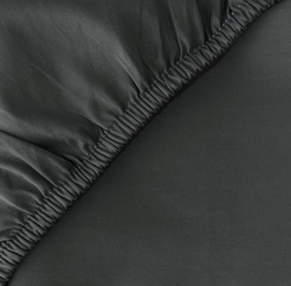 Feines Satin Spannbettlaken von Finole aus 100% ägyptischer Baumwolle, seidig glatt, atmungsaktiv und luxuriös.