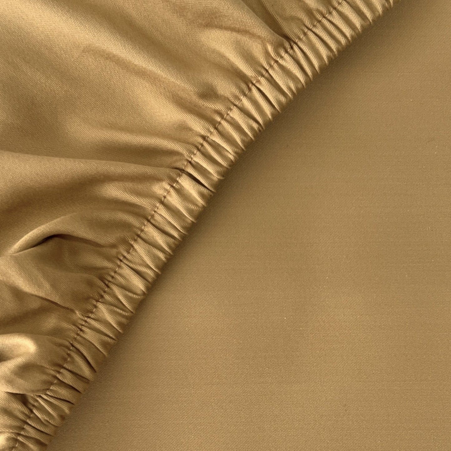 Feines Finole Satin Spannbettlaken aus 100% ägyptischer Baumwolle, seidig glatt und atmungsaktiv, auf einem Bett drapiert.