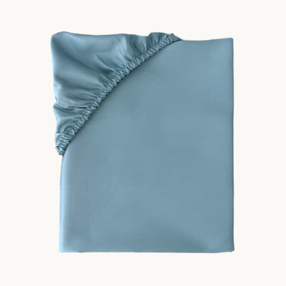 Finole Satin Spannbettlaken aus 100% ägyptischer Baumwolle, seidig glatt, atmungsaktiv und luxuriös, in ruhiger Liegeposition.